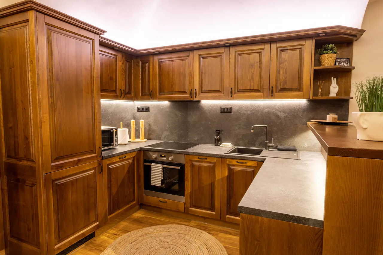 Plne vybavená drevená kuchyňa v apartmáne