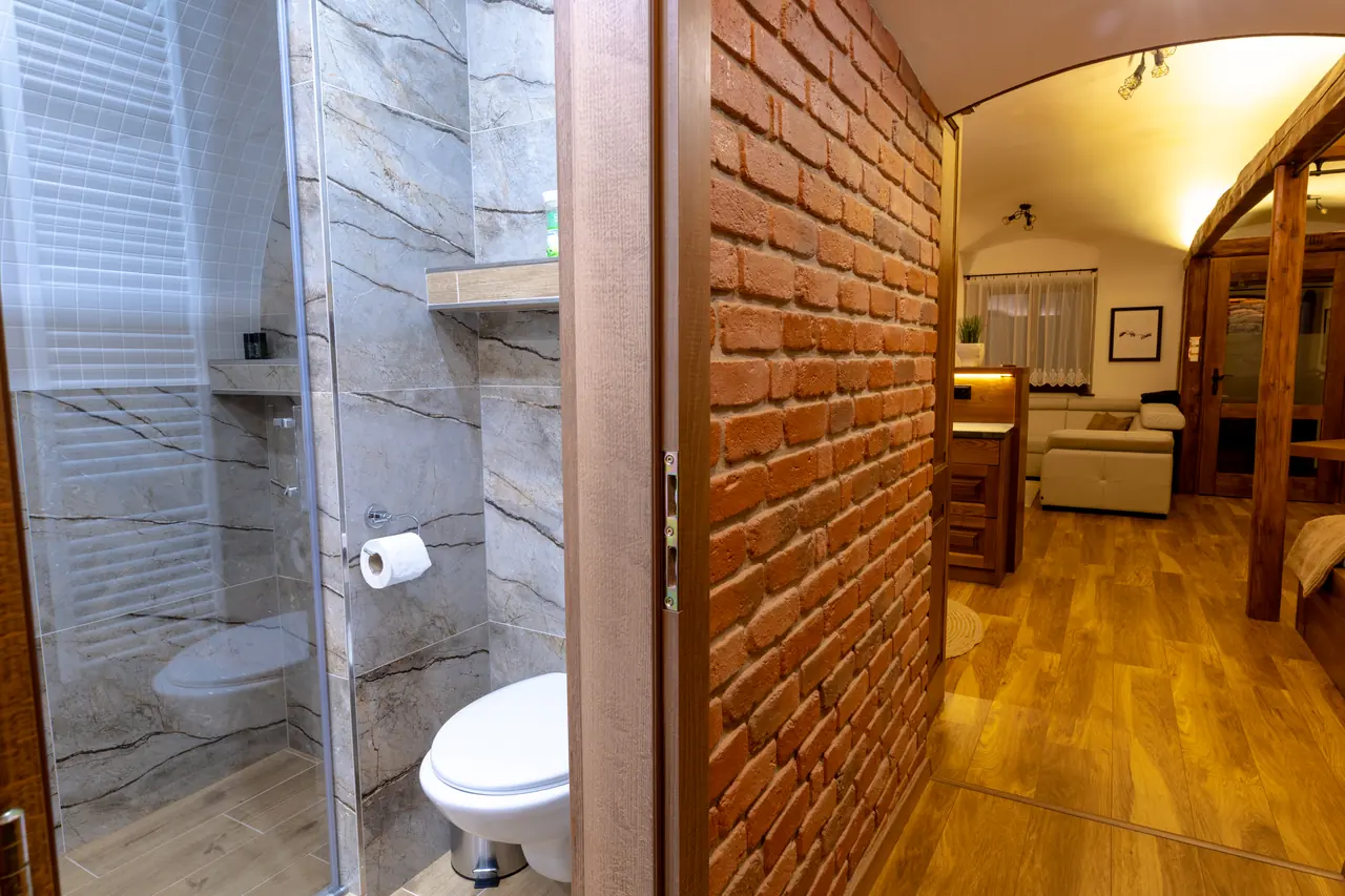 Pohľad z kúpeľne apartmánu do obývacej izby