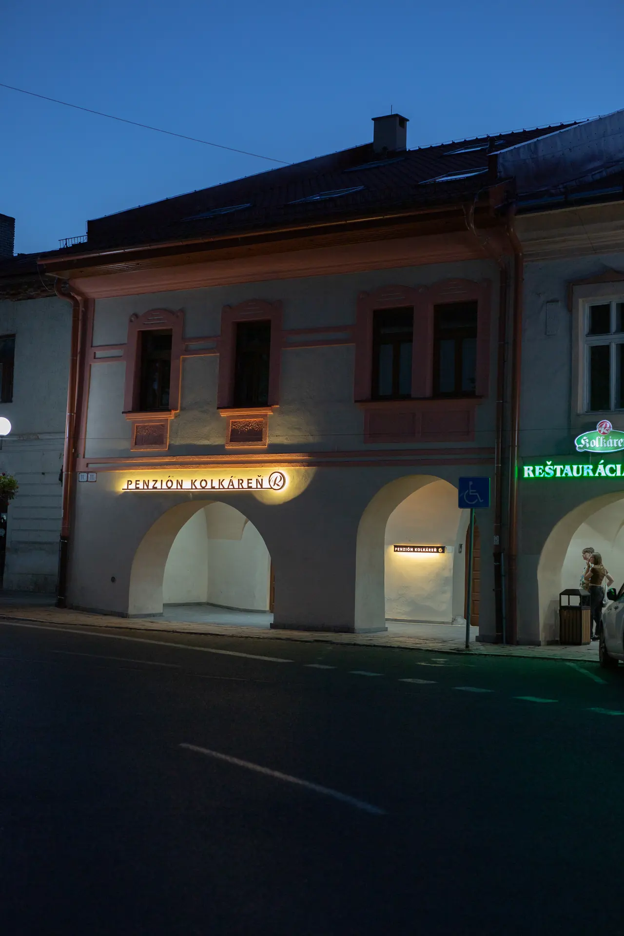 Penzión Kolkáreň w centrum Starej Ľubovni o zmierzchu