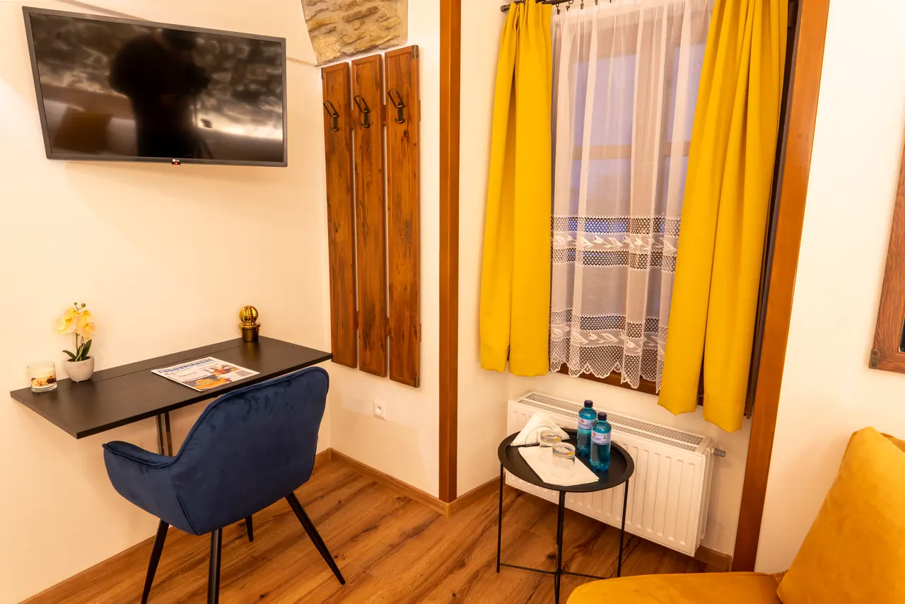 Pracovný kút s televízorom v izbe Deluxe
