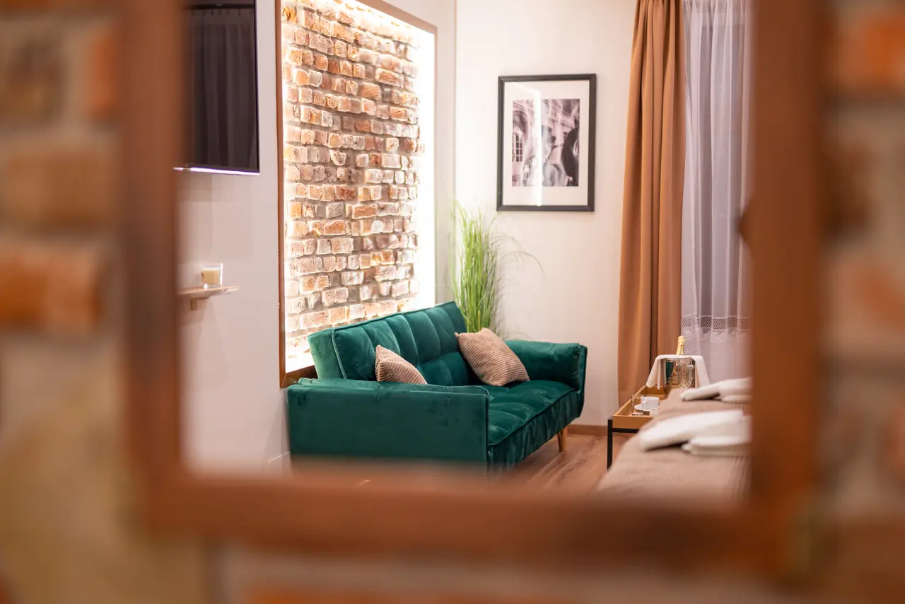 Zielona sofa odbita w lustrze pokoju King