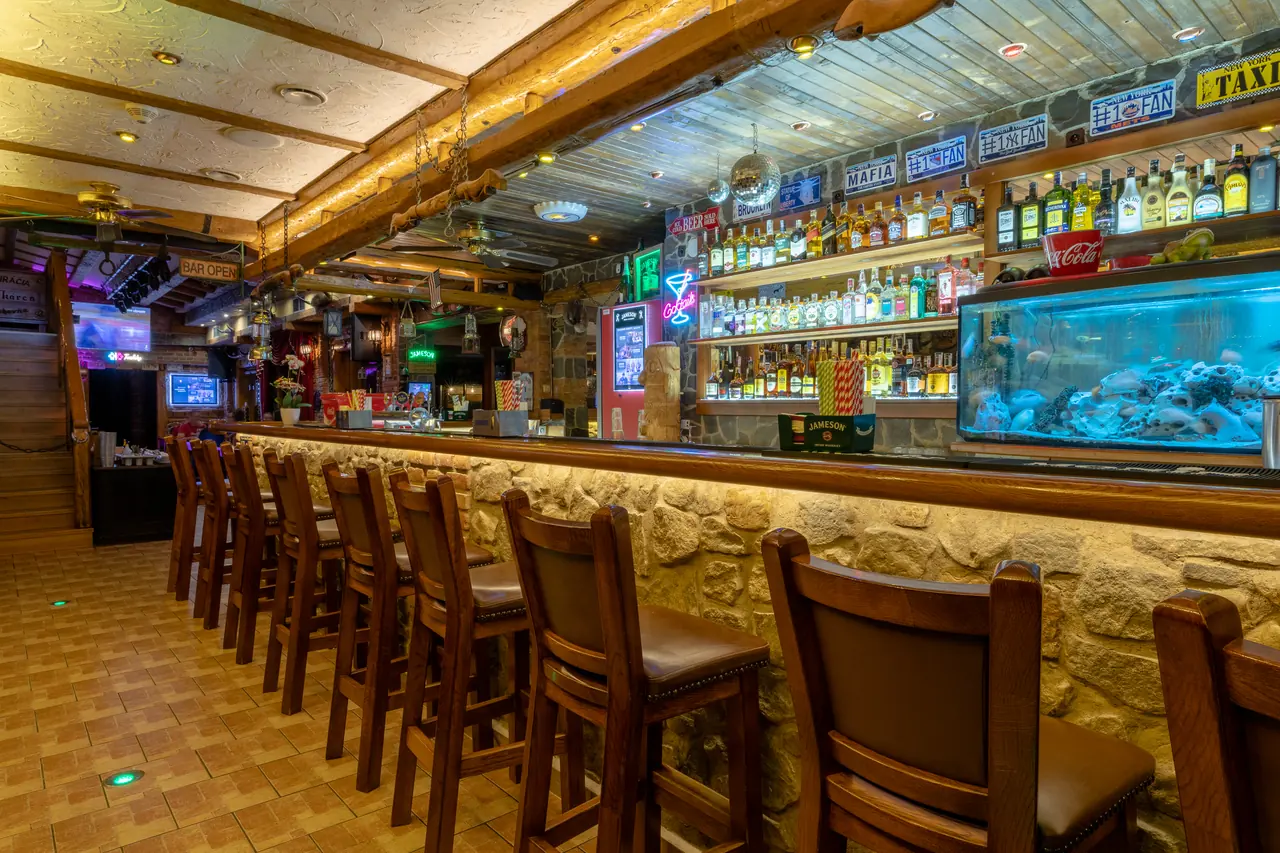 Długi bar restauracji z wysokimi stołkami