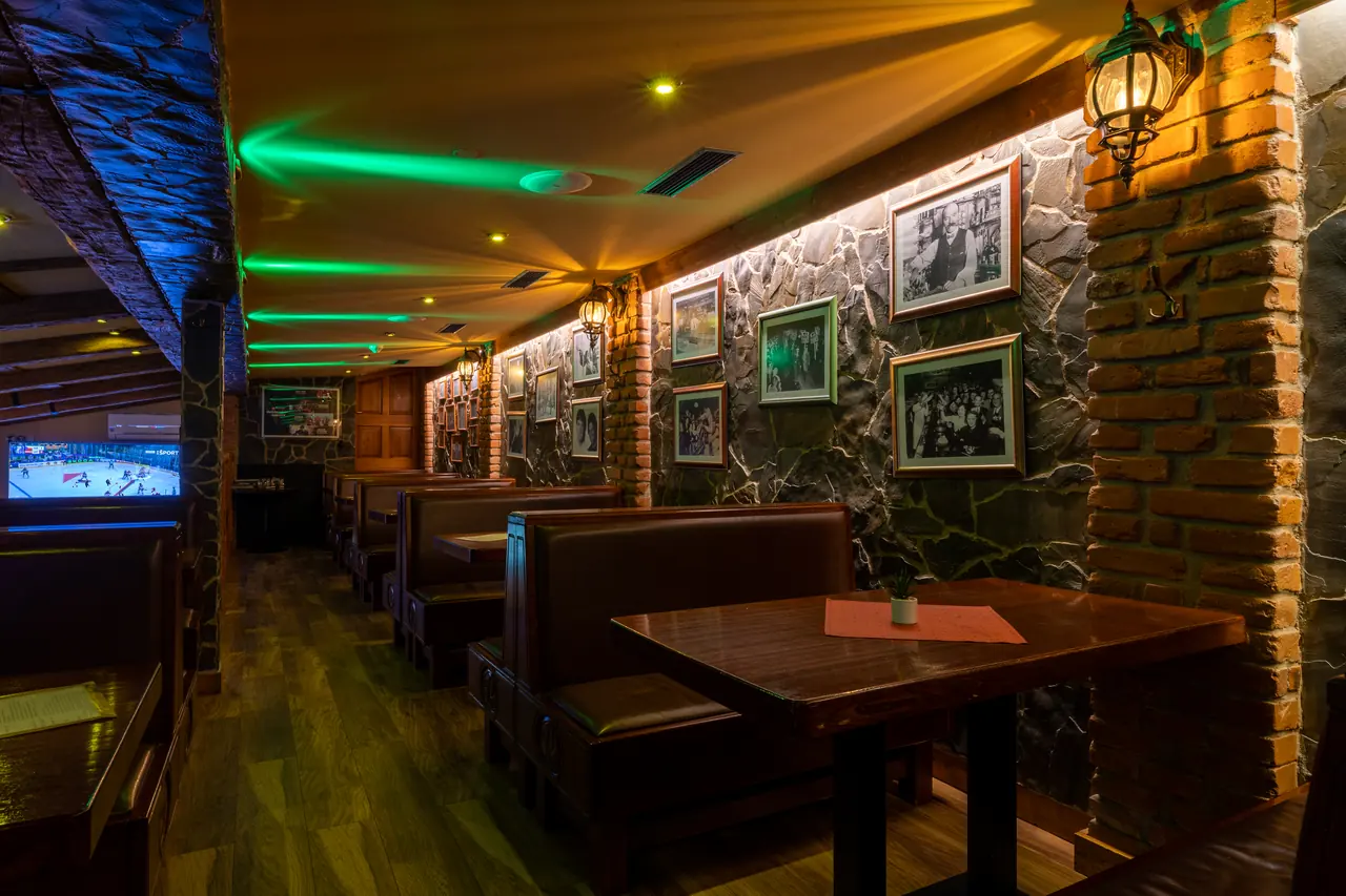 Sala restauracyjna z boksami i kamienną ścianą
