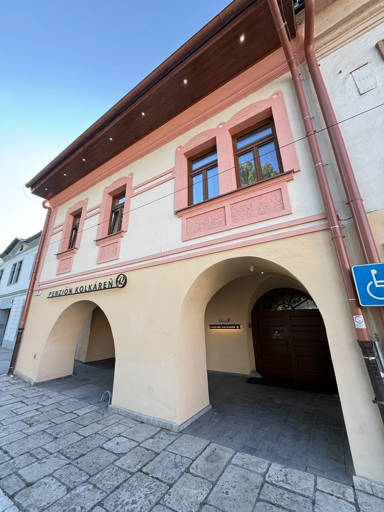 Front pensjonatu przy rynku, główne wejście jest w podcieniu po prawej